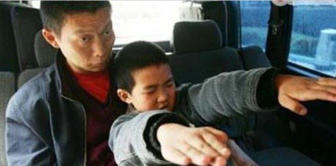 重庆僵尸男孩 形如僵尸张牙舞爪又嗜血(是一名癔症患者)