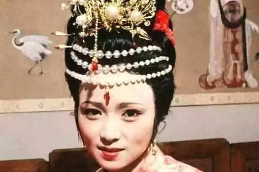 秦可卿与贾宝玉有着什么关系？为何说秦可卿是贾宝玉的梦遗对象？