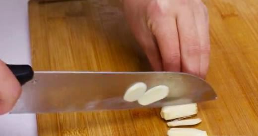 荷兰豆炒腊肠怎么做？