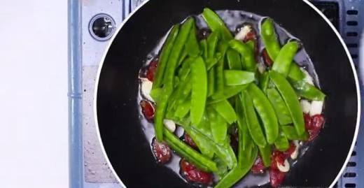 荷兰豆炒腊肠怎么做？