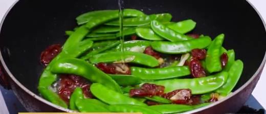荷兰豆炒腊肠怎么做？