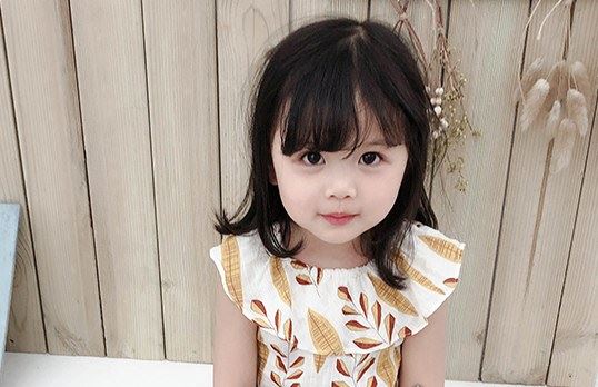 童模妞妞被踢视频背后 一天盘拍119套衣服(年仅三岁为家赚几十万)