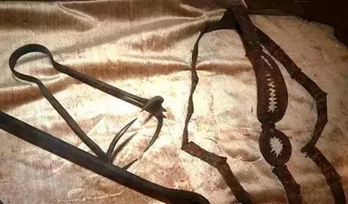 审讯女犯专用的乳房钳 用金属爪将乳房捣烂的女子刑法