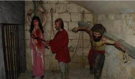 审讯女犯专用的乳房钳 用金属爪将乳房捣烂的女子刑法