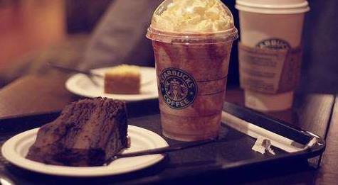 重庆涉事星巴克门店被送白花扔鸡蛋