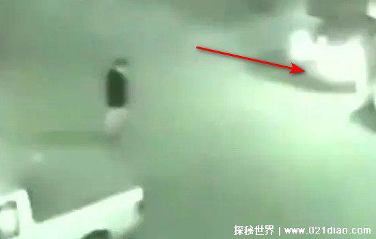 监控看见真鬼,画面突变十分诡异恐怖胆小勿入(附视频)