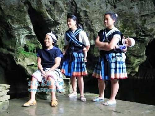 白裤瑶不遮双乳的“两片瑶” 揭秘女追男的婚姻习俗