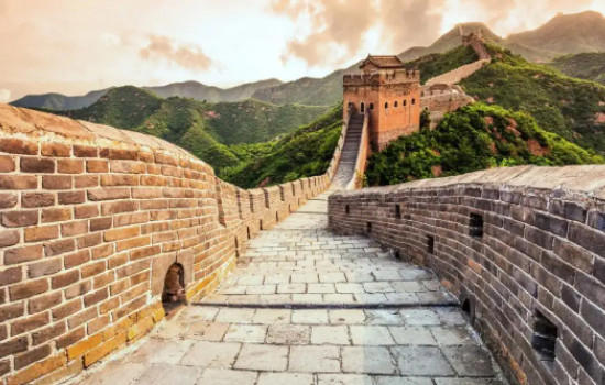 长城下面的尸骨照片，将近十万人付出了生命代价修建万里长城