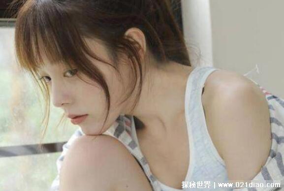 一个男生给你看他下面心理学，想得到你的认可/或者是露阴癖