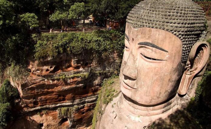 2020乐山大佛再次闭眼是真是假，没有闭眼(闭眼是酸雨导致)