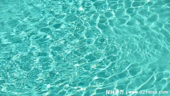 水洗蓝是什么颜色，自然褪色有些泛白的蓝色(穿起来显得很清新)