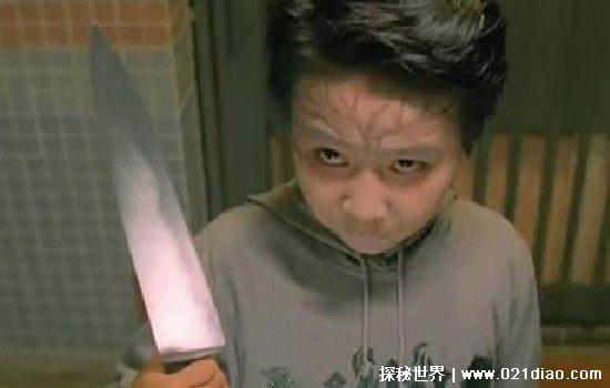 身上有小鬼的特征，脸部发黑害怕光(民间的迷信说法)