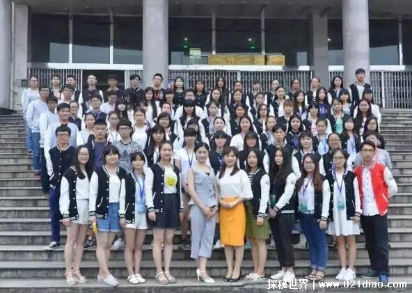 一所学校学生会的会员是指，全体在校学生(与干部是平等关系)