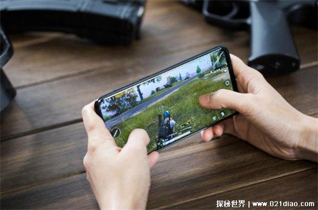 小伙坐地铁称手机不见了，掉进女乘客手提袋(监控显示)