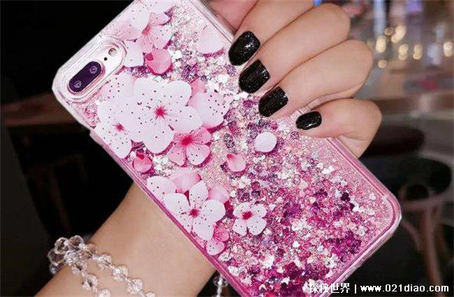 小伙坐地铁称手机不见了，掉进女乘客手提袋(监控显示)