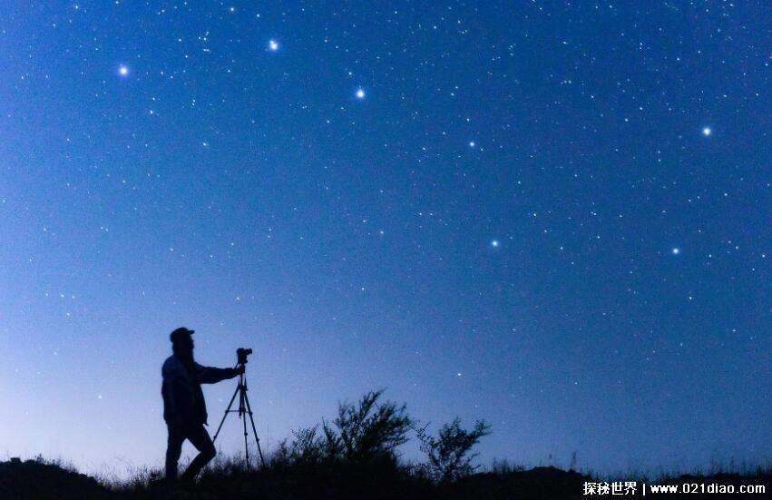 北斗七星图,排列形状宛如勺子(七颗星宿的寓意解析)