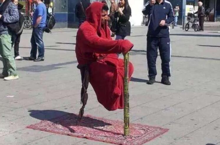 印度街头悬浮术揭秘,任何人都可以学会(实际坐在板子上)