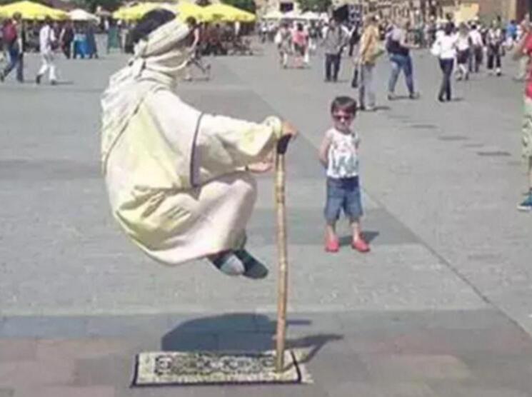 印度街头悬浮术揭秘，任何人都可以学会(实际坐在板子上)