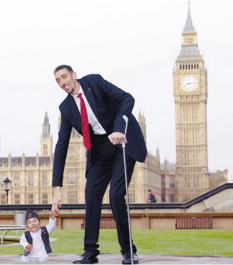 亚洲第一巨人张欢,身高2.38米(但只排在中国高人榜第3位)