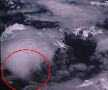 卫星拍到的真龙凤凰，能清晰看到鳞片（是冰川山脉）