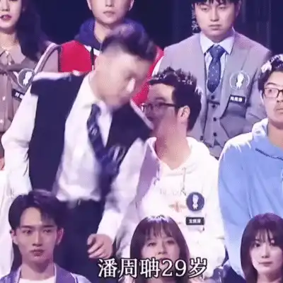 有请潘周聃是什么梗，是指狂拽学霸潘中单甩头侧身的起身方式