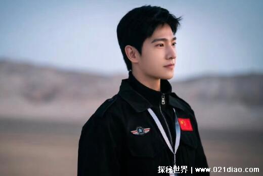 杨洋的女朋友是谁，绯闻很多但是并没有女朋友(网传迪丽热巴)