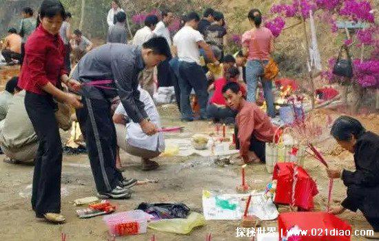 上坟时有三样东西不要上，空心之物/双数物品/肉类(上了就倒霉)