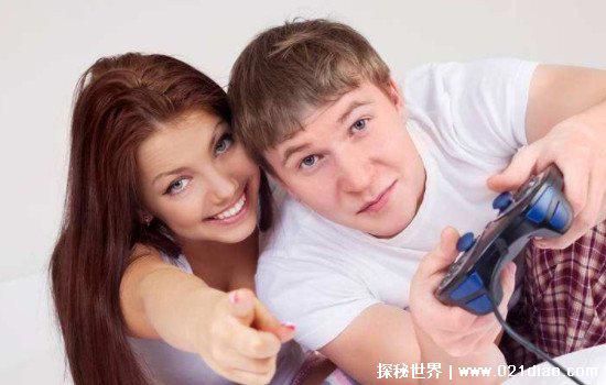 情侣在房间里面适合玩的游戏，你画我猜/五子棋是最好的选择