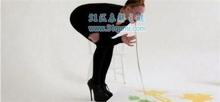 另类的艺术表现形式:美女画家使用乳房来画画