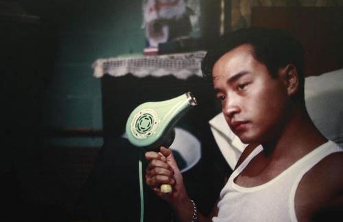 香港巨星哥哥张国荣死亡之谜,不堪忍受抑郁症的折磨跳楼身亡