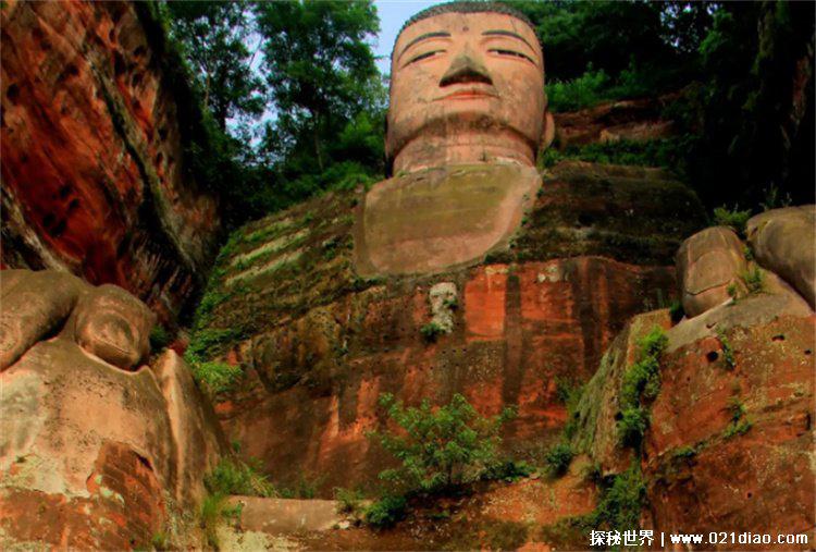 世界上最大的一座坐佛，乐山大佛(位于四川)