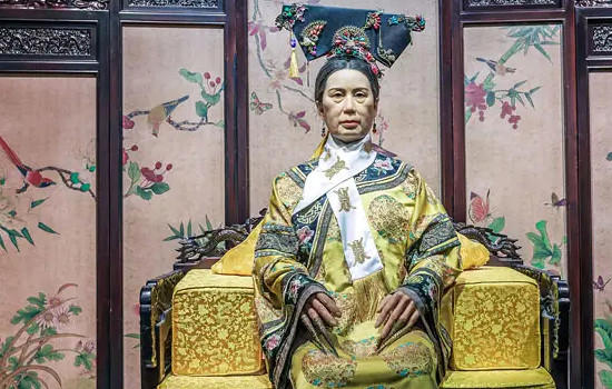 慈禧可以坐在龙椅上吗，不可以(只有皇帝才能坐龙椅)