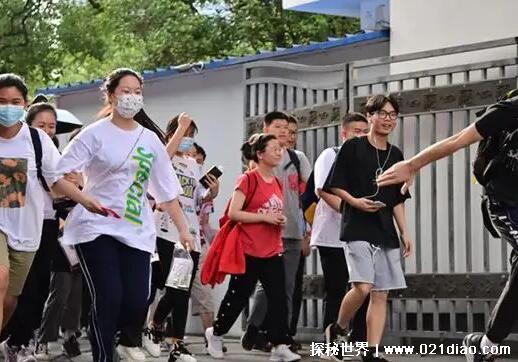 女生高考可以穿泳装吗,可以的(会成为全场的焦点最好不要穿)