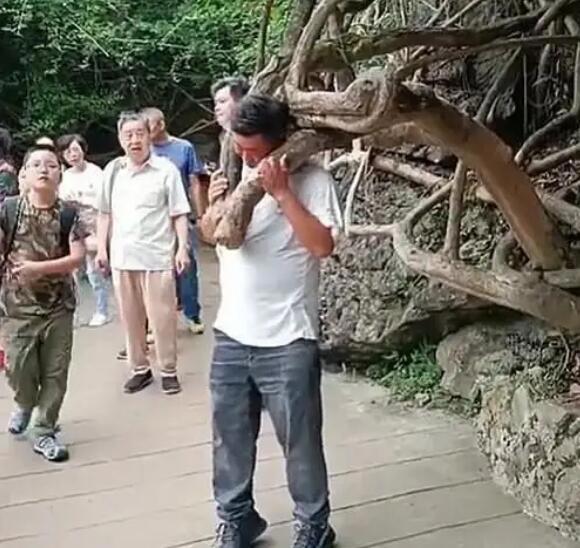 社死现场什么意思，指极度尴尬的场面(尴尬到宁愿去死的程度)