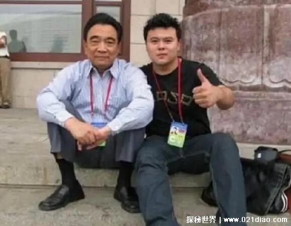 49岁杨钰莹和鲍国安结婚，实际与其子鲍毅传出绯闻(都是假的)