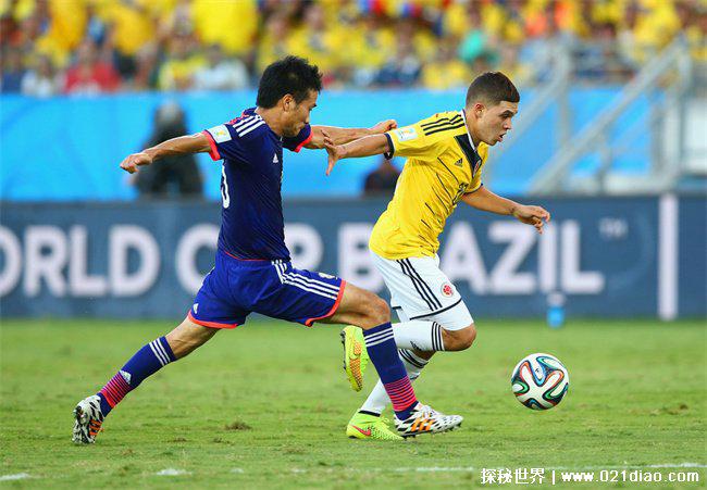 为什么戴面具踢足球(因为受伤)