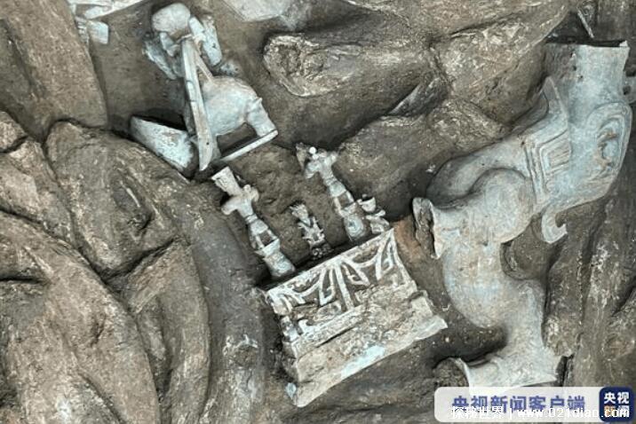 三星堆再次震惊全世界，出土完整黄金面具(出土557件完整器具)