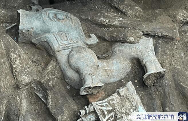 三星堆再次震惊全世界，出土完整黄金面具(出土557件完整器具)