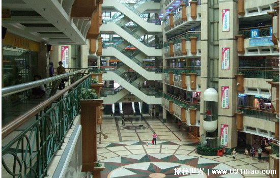 广州荔湾广场灵异事件，每年有人自杀传言挖出了八副棺材(谣言)