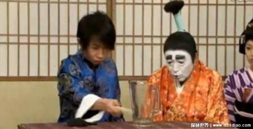 刘谦给日本人跪着磕头视频，并非给天皇下跪不良媒体故意歪曲