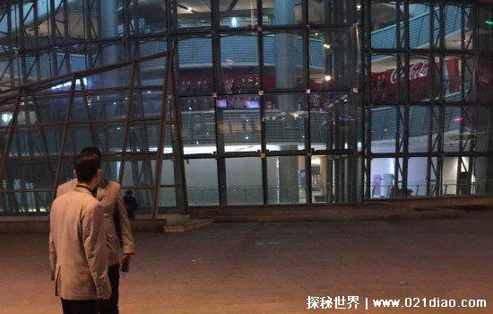 天津大悦城摔死孩子灵异事件，两孩子从父亲怀中跌落当场死亡