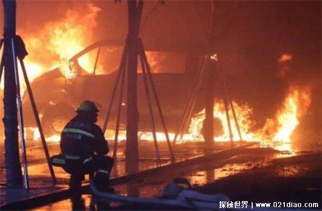 泉州油罐车爆炸,车上润滑油起火后落高架桥(人员无事)