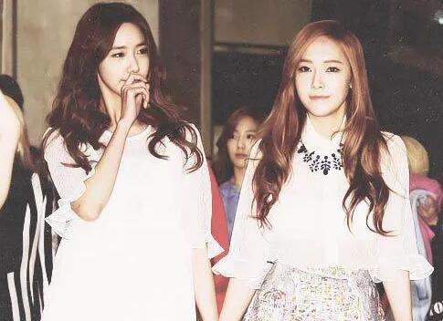 郑秀妍为什么会被退团，恋情曝光与成员不和(本人回应是被迫离开)