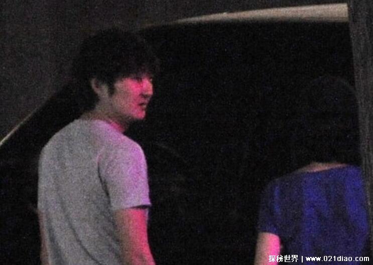 董洁王大治辣眼睛照片，出轨王大治深情拥吻疯狂摸臀画面曝光