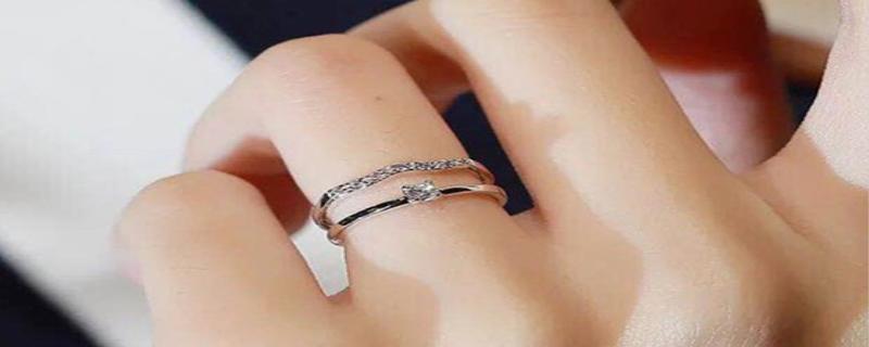 中指戴戒指说明什么 中指戴戒指招财吗