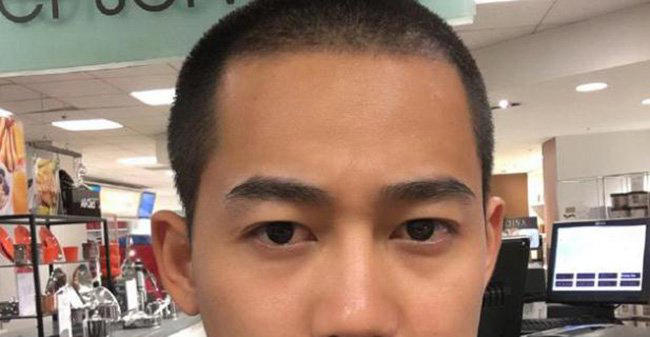 李炜托奶门图片原照 获封为“托奶李天王”