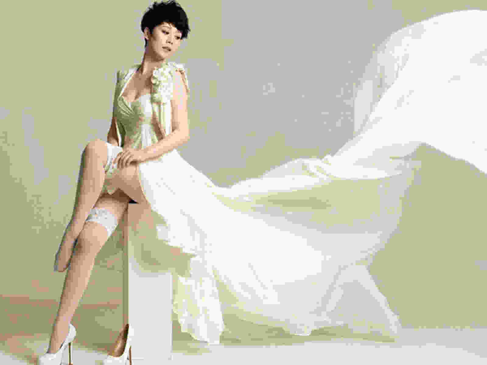 4组国民好媳妇海清婚纱照图片 明星辣妈海清短发单人婚纱照样片欣赏