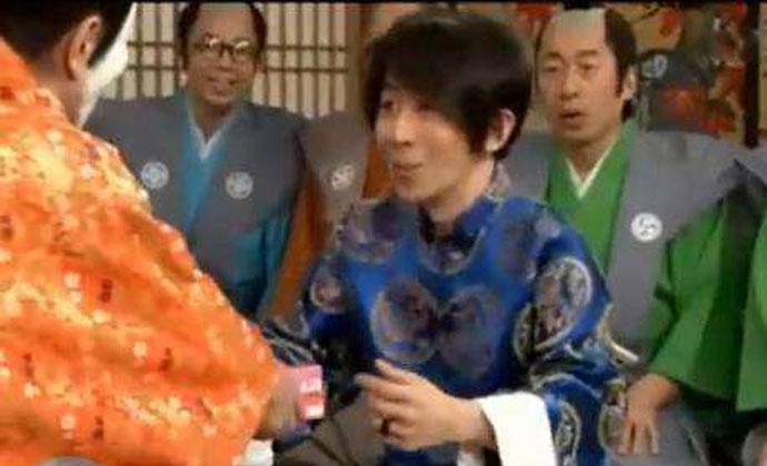 刘谦跪拜日本天皇事件始末 刘谦给日本人跪着磕头