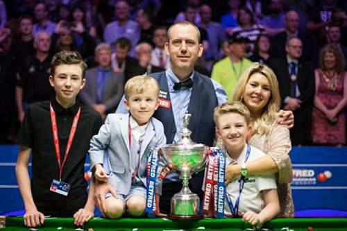 历届斯诺克世锦赛冠军夺冠捧杯瞬间