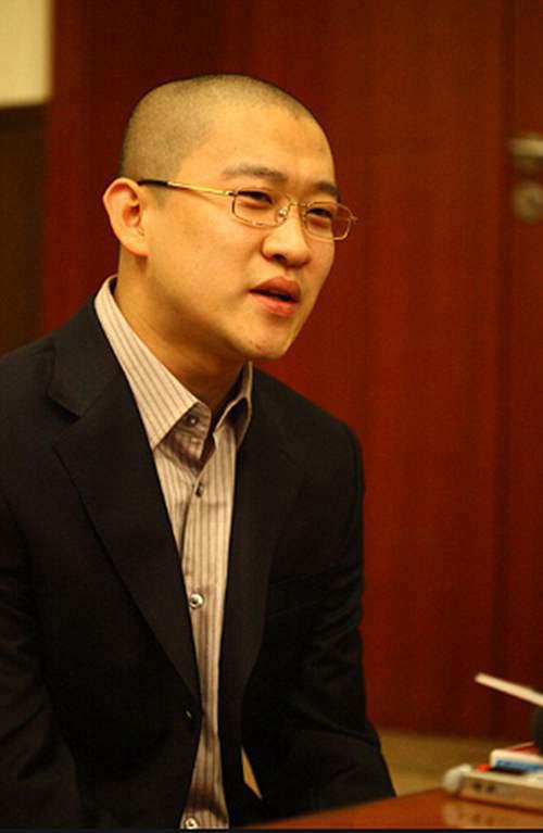 郭德纲妻子王惠曾为丈夫在后台给徒弟下跪 为郭麒麟婚后14年才生子 今戴万元围巾